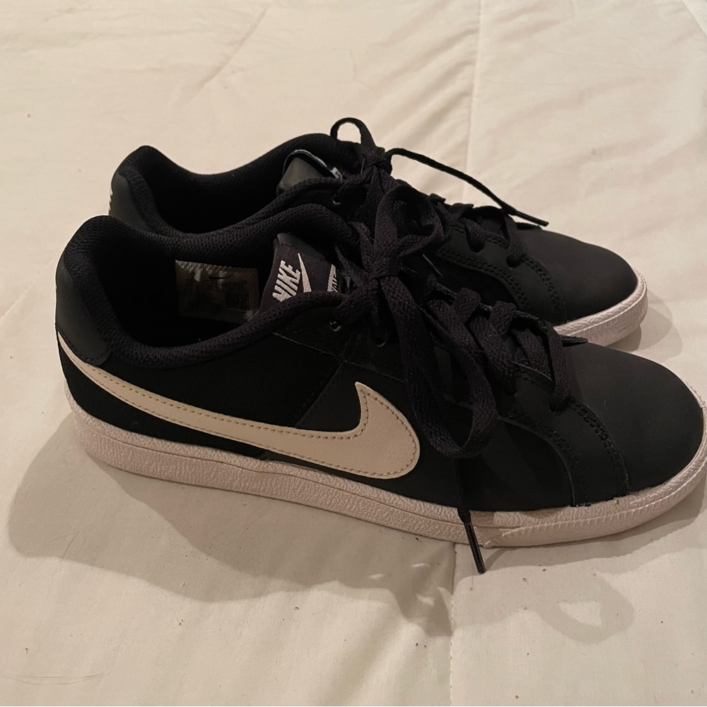 NIKE Court Royale Sneakers
